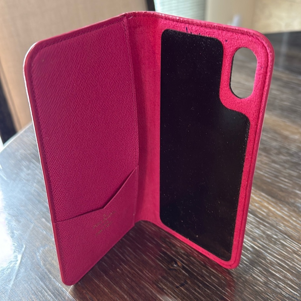Auentic lv Xs max iphone case. Used a couple times. Excellent condition.